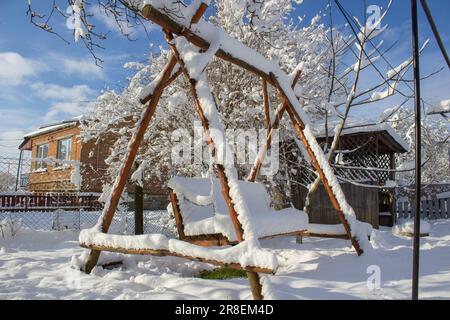 Swing vuota nel periodo invernale con la neve. Foto Stock