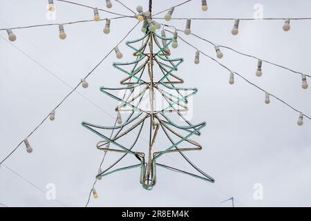 Decorare la strada su un albero di Natale con una ghirlanda Foto Stock