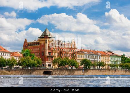 Vista di Praga bellissimo lungomare alonf fiume Moldava Foto Stock