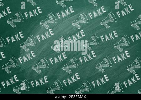 Modello da icone megafone e scritte FALSE disegnate in gesso su una greenboard. Concetto di annuncio, media, informazione e disinformazione. Notizie false. Foto Stock
