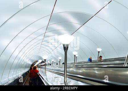 scala mobile per metropolitana, interni in metallo, lampade. le persone salgono sulla scala mobile. San Pietroburgo, Russia - 5.7.22 Foto Stock