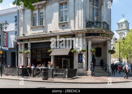 L'Isambard Kingdom Brunel, un popolare pub Wetherspoon a Portsmouth, Hampshire, Inghilterra, Regno Unito, con persone che si siedono fuori a bere qualcosa Foto Stock