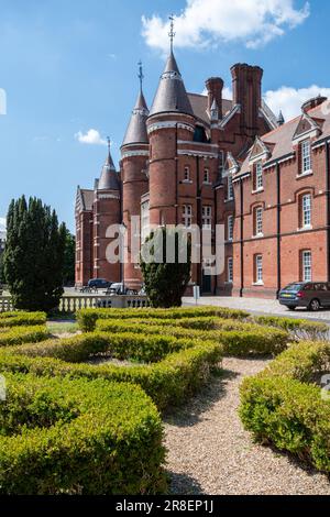 Portsmouth Museum and Art Gallery, visto dal giardino, un museo locale nel centro di Portsmouth, Hampshire, Inghilterra, Regno Unito Foto Stock