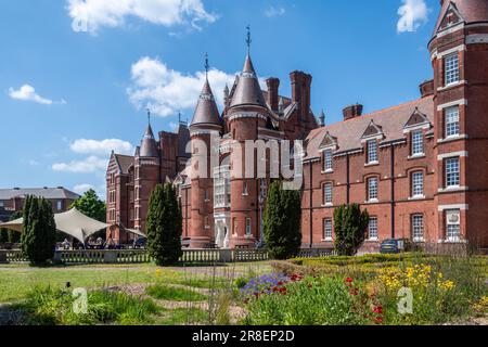 Portsmouth Museum and Art Gallery, visto dal giardino, un museo locale nel centro di Portsmouth, Hampshire, Inghilterra, Regno Unito Foto Stock