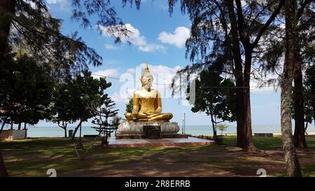 Immagine della statua del Buddha nel parco commemorativo dello tsunami a Khao Lak in Thailandia durante il giorno Foto Stock