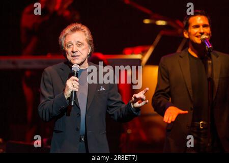 Frankie Valli e le Four Seasons si esibiscono in concerto dal vivo, Vector Arena, Auckland, Nuova Zelanda, giovedì, Aprile 05, 2012. Foto Stock