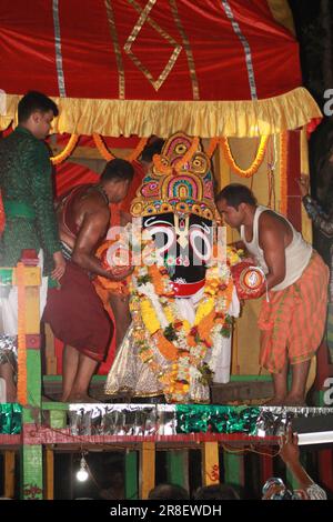 Bhadrak, Odisha , INDIA - 20 GIUGNO 2023 : idolo dall'aspetto divino delle divinità indù Lord Jagannath durante il Festival dei carri. Famoso Rath Yatra (carro Foto Stock