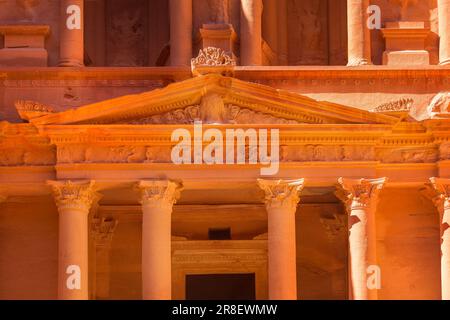 Petra, Giordania primo piano del Tesoro, al Khazneh, una delle nuove sette meraviglie del mondo Foto Stock