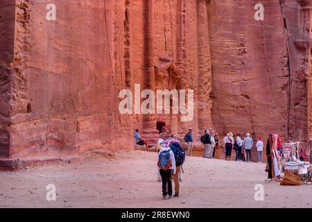 Petra, Giordania - 3 novembre 2022: Turisti vicino al Tesoro, al Khazneh antica tomba Foto Stock