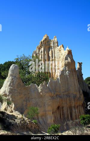 Sito degli organi o Camini delle fate, sito geologico, erosione dovuta a vento, pioggia, circuito di scoperta. Ille-sur-Tet. Pirenei Orientali, Occitanie, Francia Foto Stock