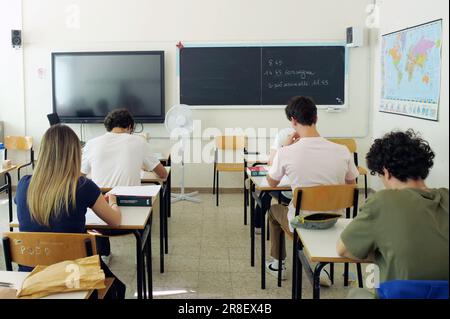 Italia, Arezzo, 21 giugno 2023: Esami di maturità delle scuole superiori 2022. Liceo scientifico Francesco Redi, prima prova scritta degli esami di liceo. Foto © Daiano Cristini/Sintesi/Alamy Live News Foto Stock