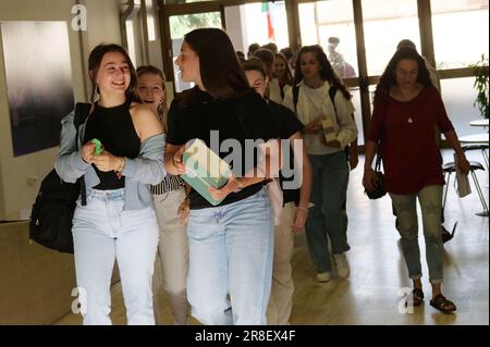 Italia, Arezzo, 21 giugno 2023: Esami di maturità delle scuole superiori 2022. Liceo scientifico Francesco Redi, prima prova scritta degli esami di liceo. Foto © Daiano Cristini/Sintesi/Alamy Live News Foto Stock