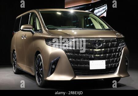 Tokyo, Giappone. 21st giugno, 2023. Toyota Motor presenta i nuovi mini-furgoni di lusso Alphard a Tokyo mercoledì 21 giugno 2023. Il nuovo Alfard ha un motore a benzina da 2,5 litri o un motore a benzina da 2,5 litri con motore elettrico ibrido. (Foto di Yoshio Tsunoda/AFLO) Foto Stock