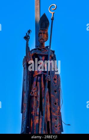 Scultura in metallo di un santo religioso, Guadalest, Alicante, Spagna Foto Stock