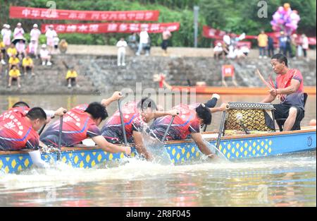 QIANDONGNAN, CINA - 21 GIUGNO 2023 - Una squadra di draghi partecipanti pagaia sul fiume Wuyang a Qiandongnan Miao e nella prefettura autonoma di Dong, Foto Stock