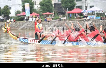 QIANDONGNAN, CINA - 21 GIUGNO 2023 - Una squadra di draghi partecipanti pagaia sul fiume Wuyang a Qiandongnan Miao e nella prefettura autonoma di Dong, Foto Stock