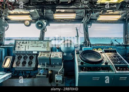 Cruscotto sul ponte di navigazione della portaerei USS Midway a San Diego, California Foto Stock