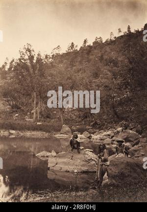 Vista su Apache Lake, Sierra Blanca Range, Arizona, con due Apache Scout nel primo 1873 di Timothy H. o'Sullivan, nata Irlanda 1840-morto New York City 1882 Foto Stock