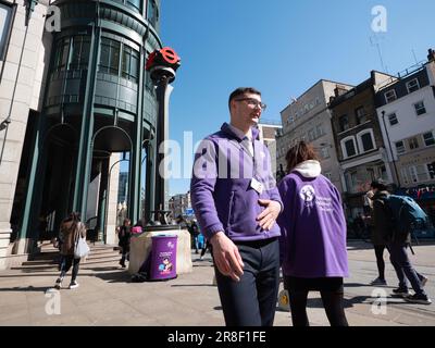 Raccolta di fondi faccia a faccia, raccolta fondi di beneficenza, nota anche come chuggers, che lavora per la National Deaf Children's Society, raccogliendo fondi a Liverpool Street London Foto Stock