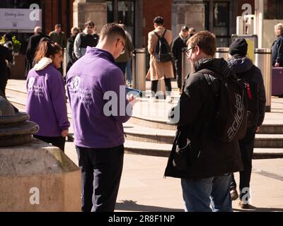 Raccolta di fondi faccia a faccia, raccolta fondi di beneficenza, nota anche come chuggers, che lavora per la National Deaf Children's Society, raccogliendo fondi a Liverpool Street London Foto Stock