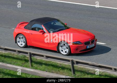 2005 Red BMW Z4 2,2i se Car Roadster benzina 2171 cc; viaggiando sull'autostrada M6, Regno Unito Foto Stock