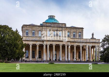 Pittville Pump Room e vecchi edifici con acqua minerale a Pittville Park, Cheltenham, Gloucestershire, Inghilterra Foto Stock