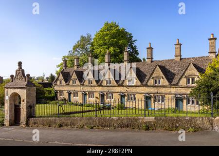 Le almshouses a spiovente in Church Street, Chipping Norton, Cotswolds, Inghilterra furono costruite da Henry Cornish nel 1640. Foto Stock