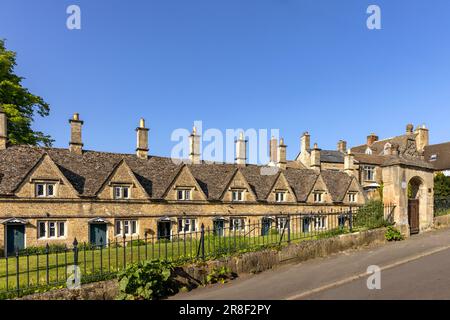 Le almshouses a spiovente in Church Street, Chipping Norton, Cotswolds, Inghilterra furono costruite da Henry Cornish nel 1640. Foto Stock