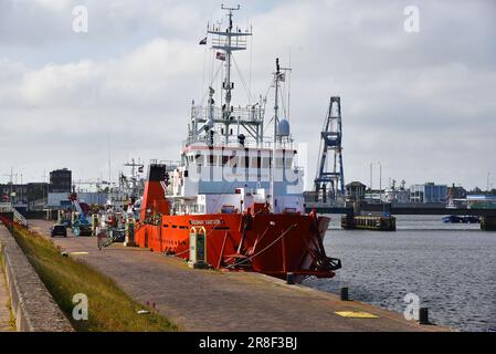 Den Helder, Paesi Bassi. Aprile 30, 2022. Barca di scorta di fronte al molo del porto di Den Helder. Foto di alta qualità Foto Stock