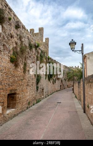 Fortificazione mura della città medievale di Alcudia con stradine strette. Maiorca, Isole Baleari Spagna. Foto Stock