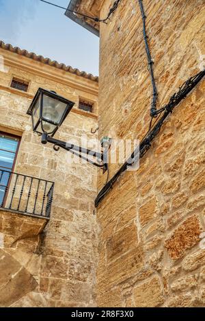 Fortificazione mura della città medievale di Alcudia con stradine strette. Maiorca, Isole Baleari Spagna. Foto Stock