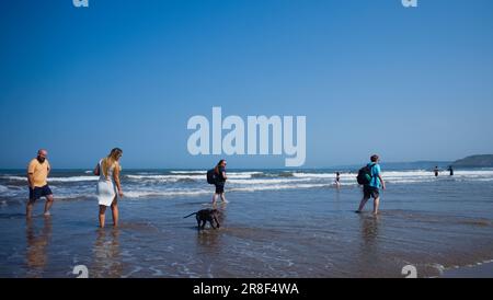 Persone che si aggancavano nel surf a South Bay Beach a Scarborough Foto Stock