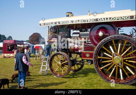 Ingegneri che lavorano su un motore di trazione d'epoca alla fiera del gioco di Scampton, Yorkshire Foto Stock