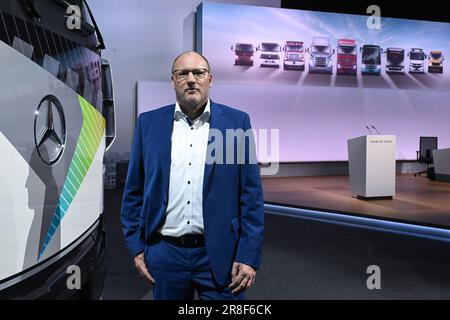 Stoccarda, Germania. 21st giugno, 2023. Jochen Goetz, CFO di Daimler Truck Holding AG, si trova di fronte a un Daimler Truck prima dell'assemblea generale annuale della Carl Benz Arena. Credit: Bernd Weißbrod/dpa/Alamy Live News Foto Stock