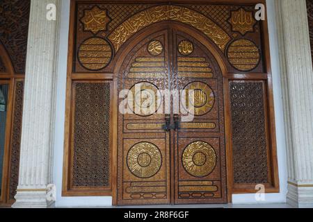 Bellissime sculture in legno all'entrata della moschea Foto Stock