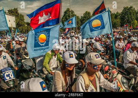 Sam Rainsy sostenitore durante una manifestazione motociclistica politica prima delle elezioni generali del 2013 per il primo ministro. Phnom Penh, Cambogia. © Kraig Lieb Foto Stock