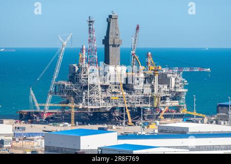 Piattaforma di perforazione a Baku, Azerbaigian. Foto Stock