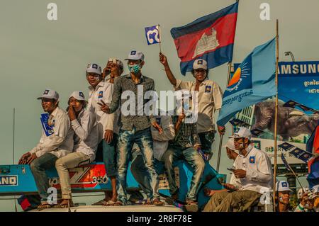 Sam Rainsy sostenitore durante una manifestazione politica prima delle elezioni generali del 2013 per il primo ministro. Phnom Penh, Cambogia. © Kraig Lieb Foto Stock