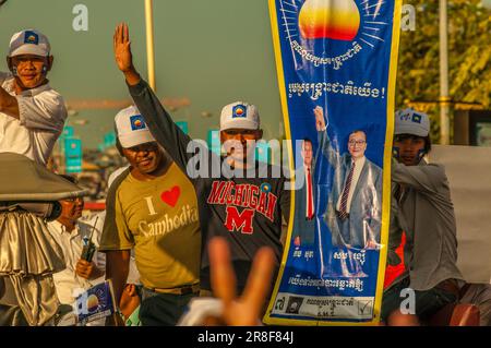 Sam Rainsy sostenitore durante una manifestazione politica prima delle elezioni nazionali del 2013 per il primo ministro. Phnom Penh, Cambogia. © Kraig Lieb Foto Stock