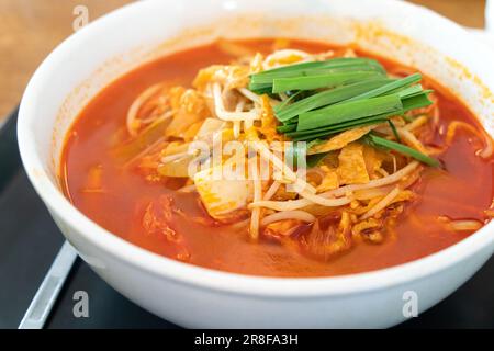 Delizioso jjjampong, jjjambong, zuppa di noodle coreana in stile cinese sormontata da frutti di mare rossi e piccanti e brodo kimchi in Corea del Sud. Foto Stock