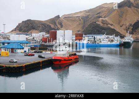 Vestmannaeyjar, Islanda - 6 aprile 2017: Il rimorchiatore rosso è ormeggiato nel porto dell'isola di Vestmannaeyjar Foto Stock