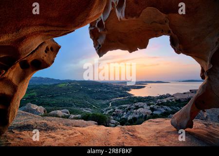 Formazione rocciosa di Palau Sardegna: Tramonto di Bear Rock sopra Palau Capo d'Orso Foto Stock