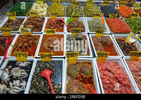 Busan, Corea del Sud - 28 maggio 2023: Vendita di sottaceti nel mercato di Gukje o mercato internazionale situato nel distretto di nampodong a Busan, Corea del Sud. Foto Stock