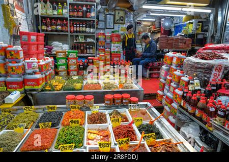 Busan, Corea del Sud - 28 maggio 2023: Venditori di sottaceti nel mercato di Gukje o mercato internazionale situato nel distretto di nampodong a Busan, Corea del Sud. Foto Stock