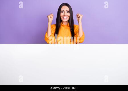 Ritratto di donna impressionata estatica capelli dritti indossare camicia oversize pugni fortunati vincitore isolato su sfondo di colore viola Foto Stock