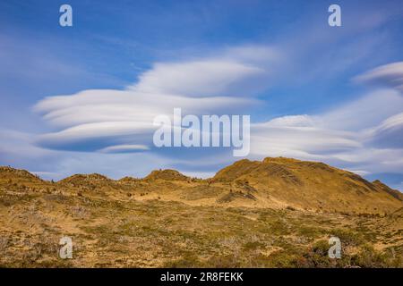Formazione di nuvole multistrato sul paesaggio montano delle steppe nella Patagonia meridionale, Cile, Sud America Foto Stock