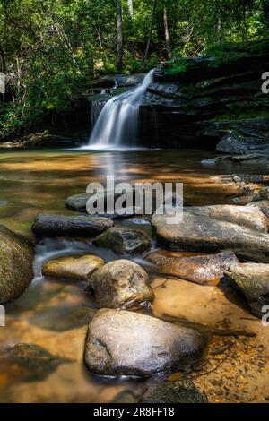 Vista verticale dell'idilliaca cascata di Carrick Creek nella parte settentrionale dello stato del South Carolina Foto Stock