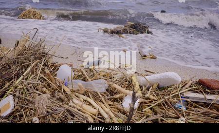 Plastica e altri detriti di deriva ha raggiunto le spiagge del Mar Nero a Odessa, Ucraina. Disastro ambientale causato dall'esplosione di Kakhovka Foto Stock