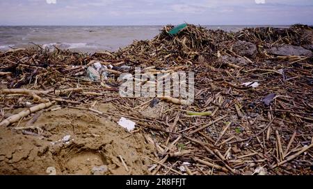 Plastica e altri detriti di deriva ha raggiunto le spiagge del Mar Nero a Odessa, Ucraina. Disastro ambientale causato dall'esplosione di Kakhovka Foto Stock