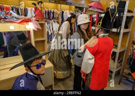 Busan, Corea del Sud - 30 maggio 2023: Le persone che provano l'abbigliamento tradizionale nel villaggio culturale di Gamcheon a Busan, Corea del Sud. Foto Stock